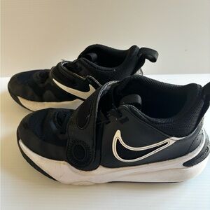 Nike Hustle D11 Junior Basketball Trainers